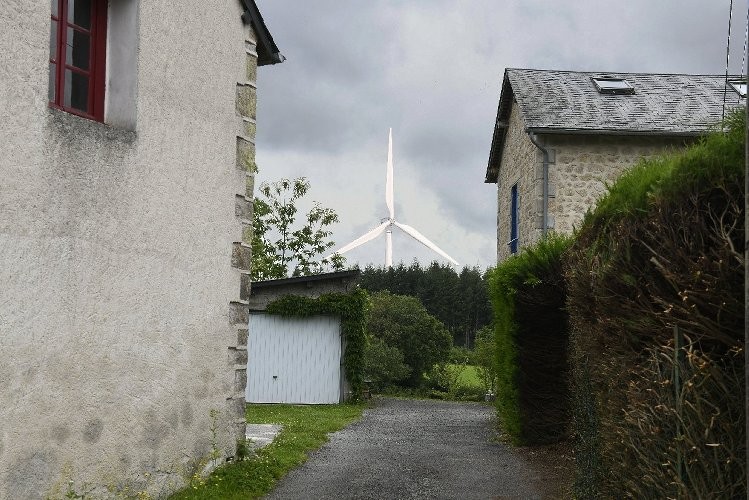 La Nouaille vue de la rte de la Chatemissie, éolienne  E4