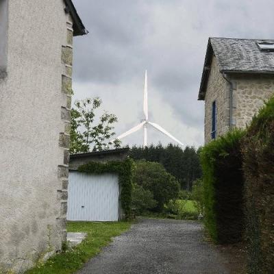 La Nouaille vue de la rte de la Chatemissie, éolienne  E4