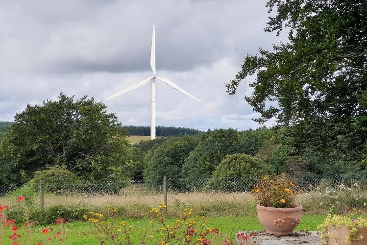 Orluc vue d'une terrasse, éolienne E2