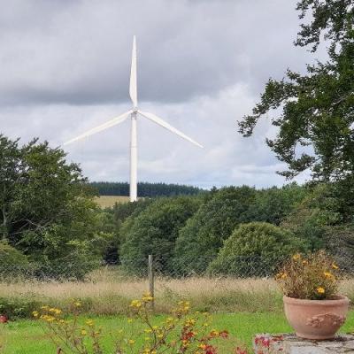 Orluc vue d'une terrasse, éolienne E2